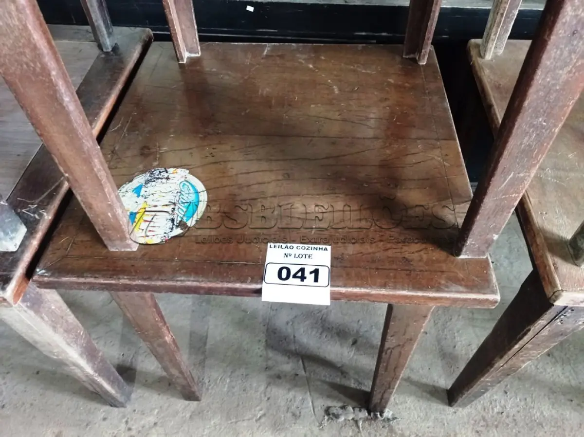 LOTE 041 - 04 MESAS DE MADEIRA MEDINDO 80CMX80CM. (NO ESTADO, NÃO SABEMOS SE FUNCIONA. LEILÃO NÃO TEM GARANTIA E NEM DEVOLUÇÃO).
