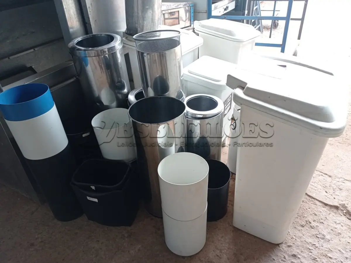 LOTE 106 - 01 LOTE COM VARIA LIXEIRAS MARCAS E MODELOS DIVERSOS. (NO ESTADO) ATENÇÃO! FAZER A VISITAÇÃO ANTES DE ARREMATAR, NÃO SABEMOS SE FUNCIONA. LEILÃO NÃO TEM GARANTIA E NEM DEVOLUÇÃO, SUJEITO A POSSÍVEIS AVARIAS VISÍVEIS/OCULTAS E/OU AUSÊNCIA DE COMPONENTES.