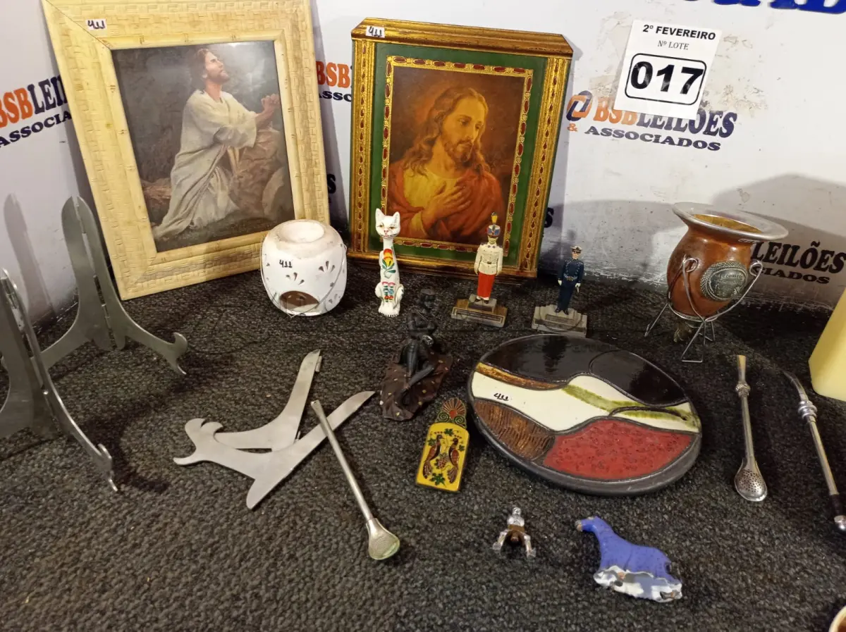 LOTE 017 - 01 LOTE COM ARTIGOS PARA DECORAÇÃO, COPOS PARA CHIMARRÃO, VELAS , QUADROS (NO ESTADO, NÃO SABEMOS SE FUNCIONA. LEILÃO NÃO TEM GARANTIA E NEM DEVOLUÇÃO).