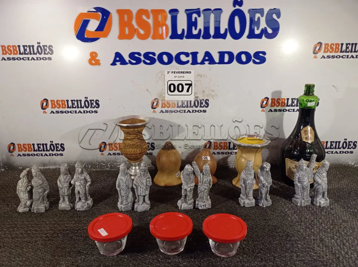 LOTE 007 - 01 LOTE COM GARRAFA DE VINHO ,ESTATUETAS PARA DECORAÇÃO E COPOS PARA CHIMARRÃO (NO ESTADO, NÃO SABEMOS SE FUNCIONA. LEILÃO NÃO TEM GARANTIA E NEM DEVOLUÇÃO).