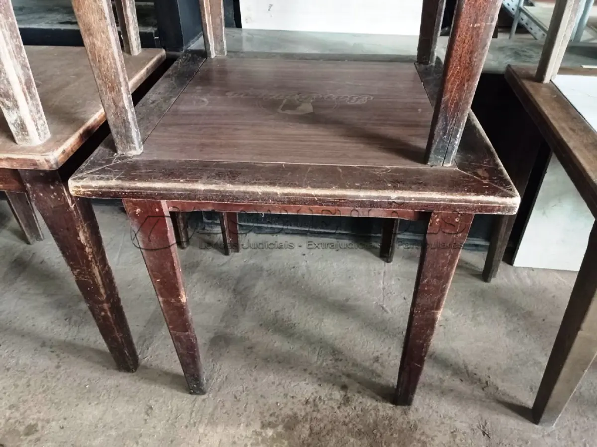 LOTE 039 - 04 MESAS DE MADEIRA MEDINDO 80CMX80CM. (NO ESTADO, NÃO SABEMOS SE FUNCIONA. LEILÃO NÃO TEM GARANTIA E NEM DEVOLUÇÃO).
