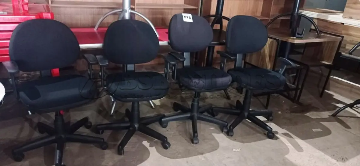 LOTE 078 - 04 CADEIRAS GIRATÓRIAS PARA ESCRITÓRIO. (NO ESTADO, NÃO SABEMOS SE FUNCIONA. LEILÃO NÃO TEM GARANTIA E NEM DEVOLUÇÃO).