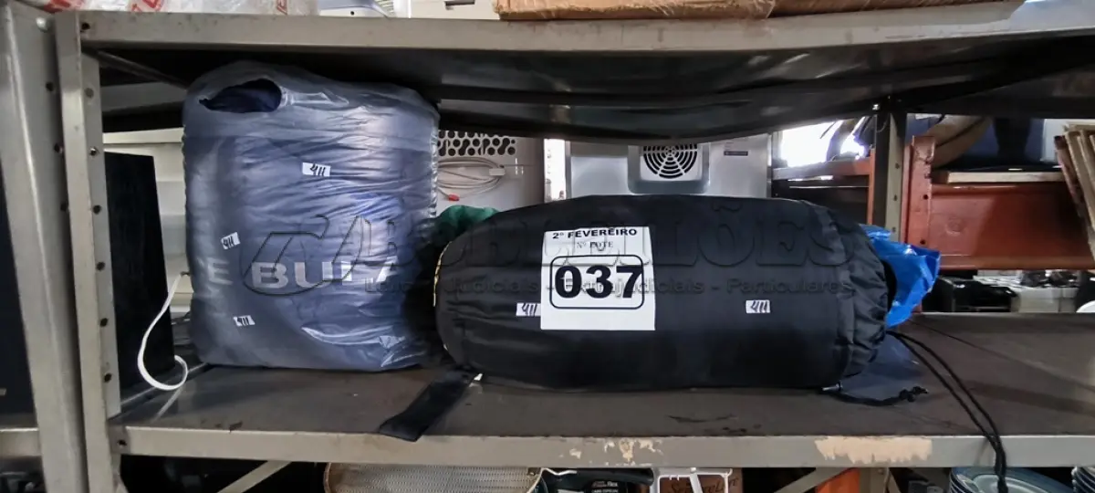 LOTE 037 - 01 BARRACA PARA CAMPING E SACOS DE DORMIR (NO ESTADO, NÃO SABEMOS SE FUNCIONA. LEILÃO NÃO TEM GARANTIA E NEM DEVOLUÇÃO).