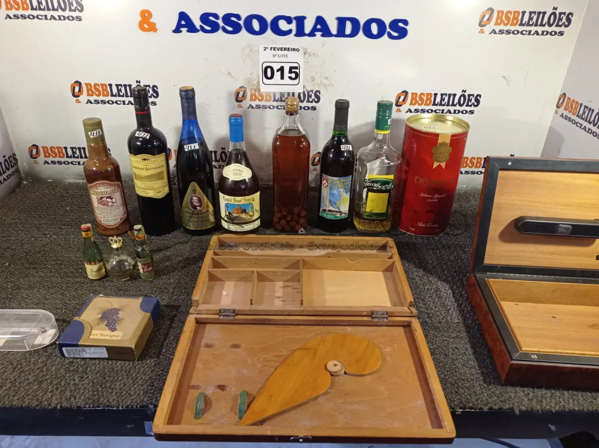 LOTE 015 - 01 LOTE COM GARRAFAS PARA DECORAÇÃO, CAIXA CLIMATIZADA PARA CHARUTOS (NO ESTADO, NÃO SABEMOS SE FUNCIONA. LEILÃO NÃO TEM GARANTIA E NEM DEVOLUÇÃO).