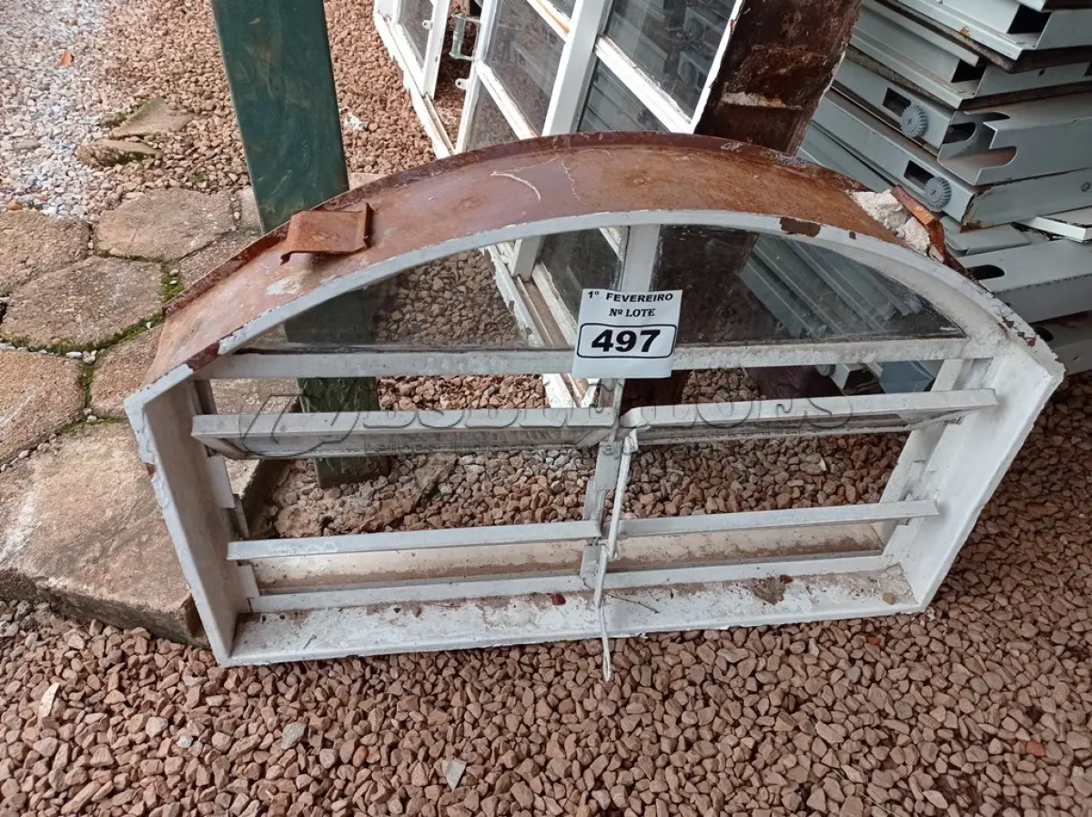 LOTE 497 - 01 JANELA VENEZIANA PEQUENA. (NO ESTADO) ATENÇÃO! FAZER A VISITAÇÃO ANTES DE ARREMATAR, NÃO SABEMOS SE FUNCIONA. LEILÃO NÃO TEM GARANTIA E NEM DEVOLUÇÃO, SUJEITO A POSSÍVEIS AVARIAS VISÍVEIS/OCULTAS E/OU AUSÊNCIA DE COMPONENTES.