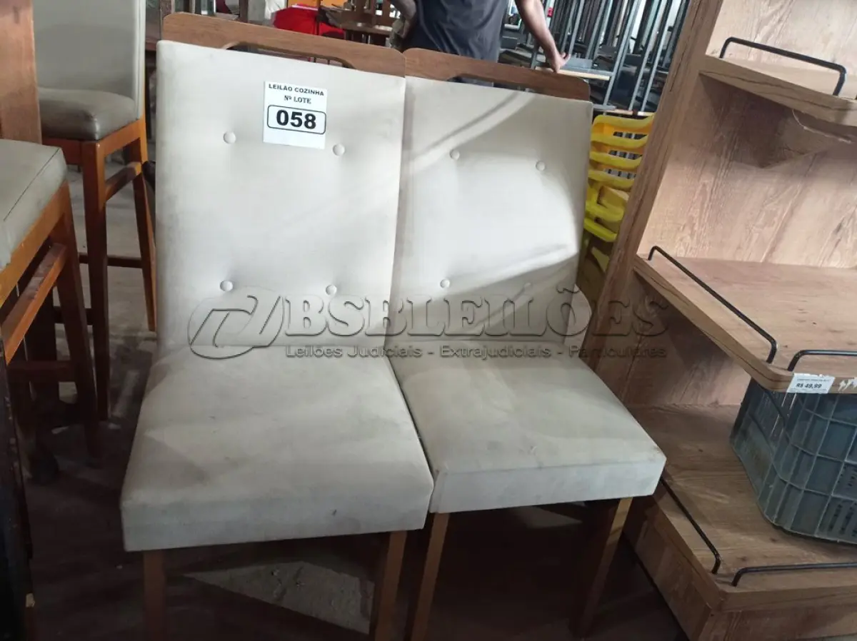 LOTE 058 - 02 CADEIRAS COM ACENTO E ENCOSTO ESTOFADOS. (NO ESTADO, NÃO SABEMOS SE FUNCIONA. LEILÃO NÃO TEM GARANTIA E NEM DEVOLUÇÃO).