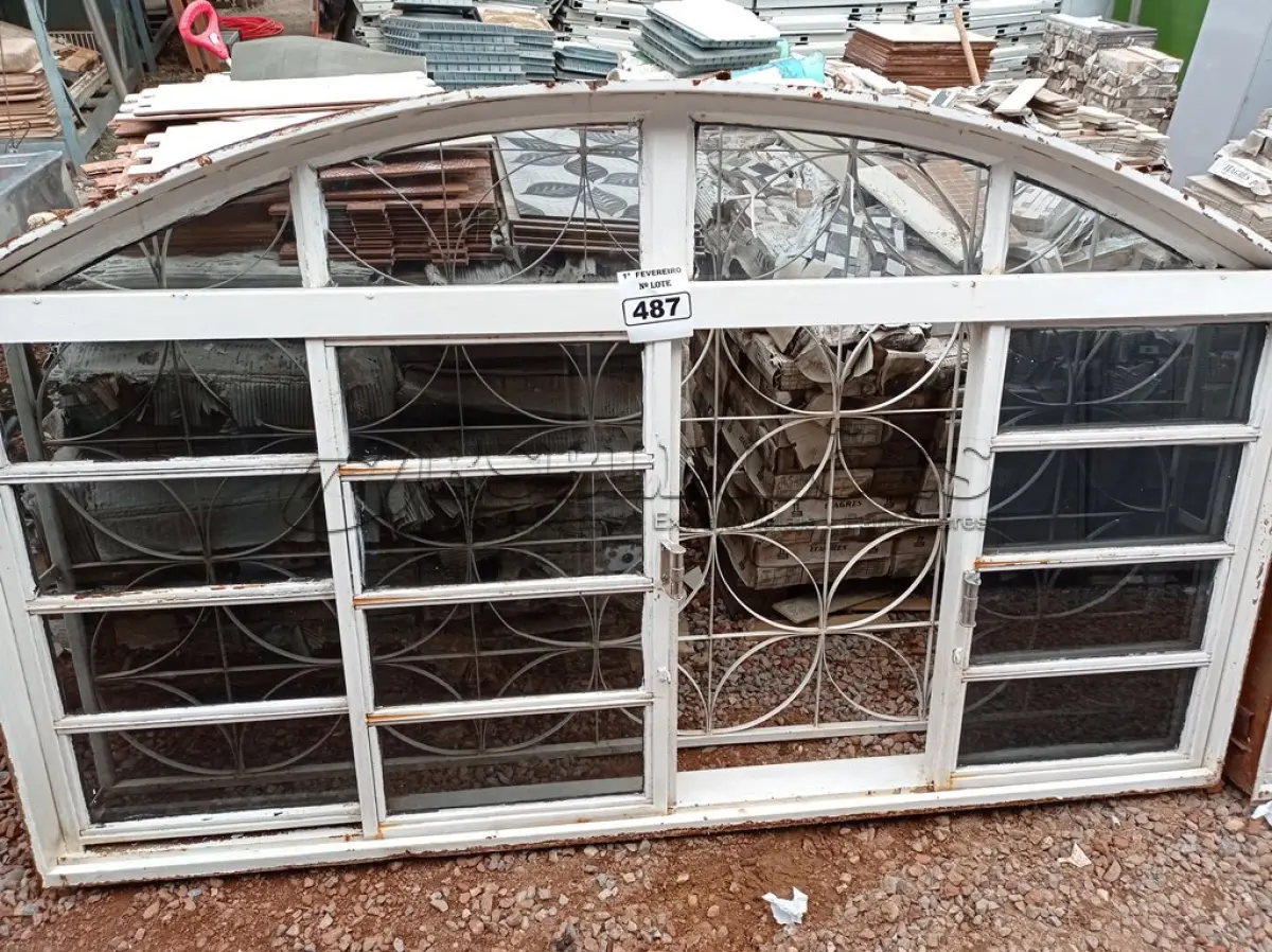 LOTE 487 - 01 JANELA VENEZIANA. (NO ESTADO) ATENÇÃO! FAZER A VISITAÇÃO ANTES DE ARREMATAR, NÃO SABEMOS SE FUNCIONA. LEILÃO NÃO TEM GARANTIA E NEM DEVOLUÇÃO, SUJEITO A POSSÍVEIS AVARIAS VISÍVEIS/OCULTAS E/OU AUSÊNCIA DE COMPONENTES.