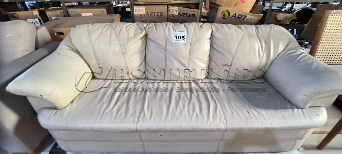 LOTE 105 - 01 SOFÁ EM COURO 03 LUGARES NA COR CREME (NO ESTADO, NÃO SABEMOS SE FUNCIONA. LEILÃO NÃO TEM GARANTIA E NEM DEVOLUÇÃO).