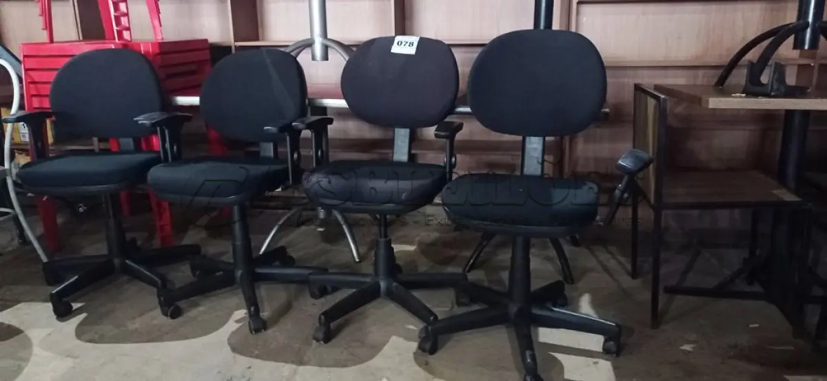 LOTE 078 - 04 CADEIRAS GIRATÓRIAS PARA ESCRITÓRIO. (NO ESTADO, NÃO SABEMOS SE FUNCIONA. LEILÃO NÃO TEM GARANTIA E NEM DEVOLUÇÃO).
