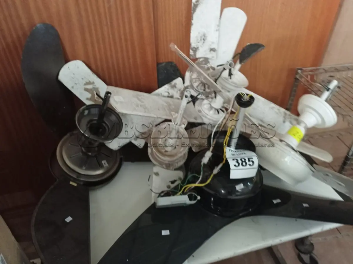 LOTE 385 - 06 VENTILADORES DE TETO MARCAS E MODELOS DIVERSOS. (NO ESTADO) ATENÇÃO! FAZER A VISITAÇÃO ANTES DE ARREMATAR, NÃO SABEMOS SE FUNCIONA. LEILÃO NÃO TEM GARANTIA E NEM DEVOLUÇÃO, SUJEITO A POSSÍVEIS AVARIAS VISÍVEIS/OCULTAS E/OU AUSÊNCIA DE COMPONENTES.
