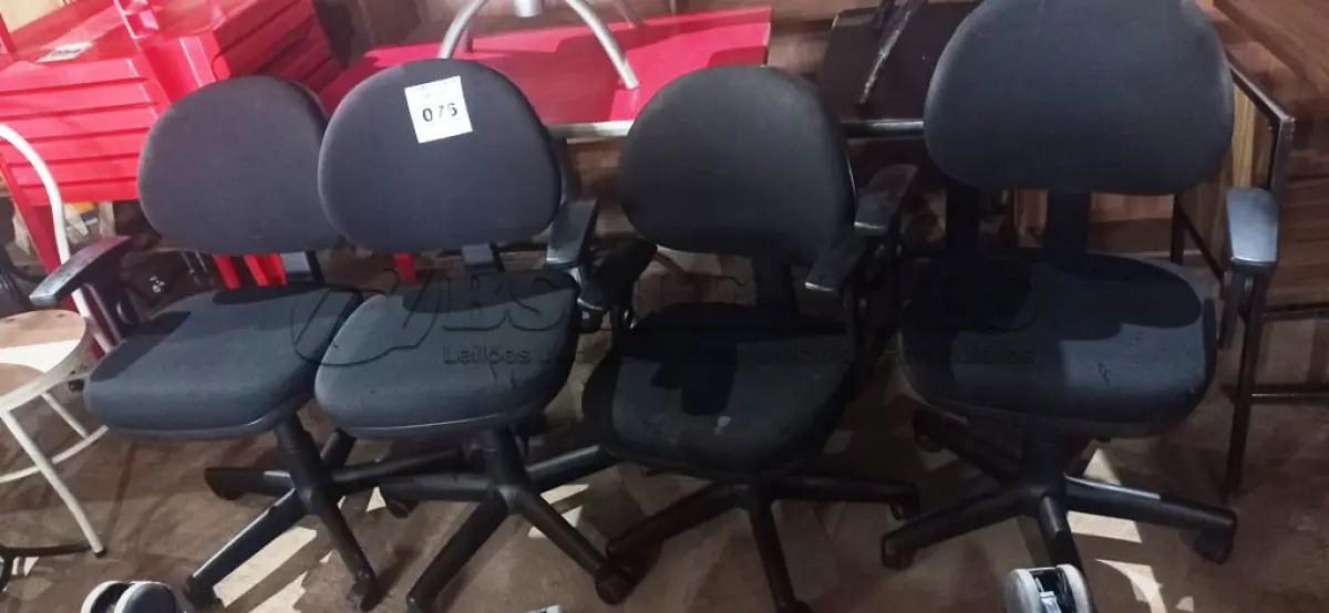 LOTE 076 - 04 CADEIRAS GIRATÓRIAS PARA ESCRITÓRIO. (NO ESTADO, NÃO SABEMOS SE FUNCIONA. LEILÃO NÃO TEM GARANTIA E NEM DEVOLUÇÃO).