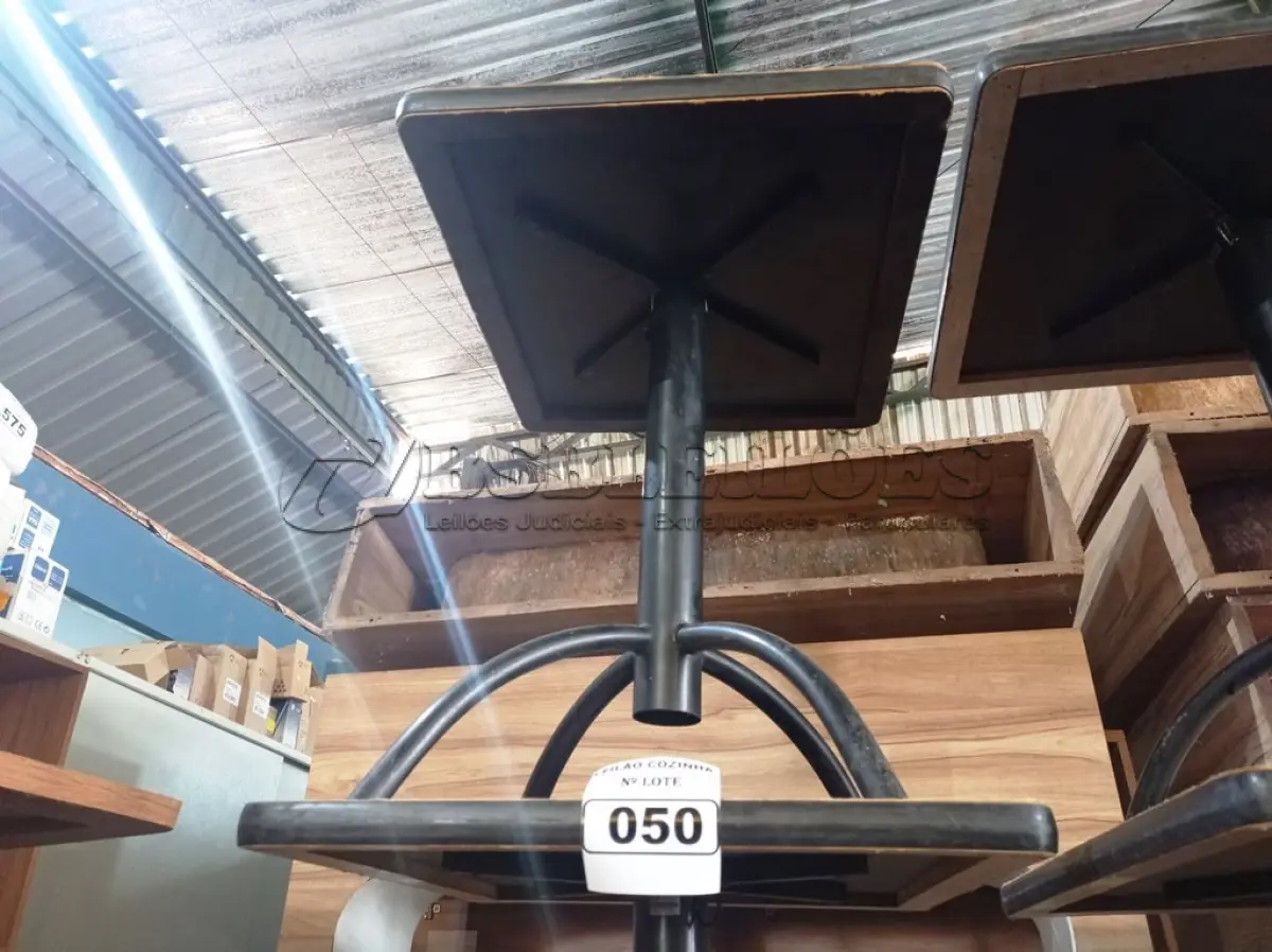 LOTE 050 - 03 MESAS DE MADEIRA E PÉS DE FERRO MEDIDAS VARIADAS. (NO ESTADO, NÃO SABEMOS SE FUNCIONA. LEILÃO NÃO TEM GARANTIA E NEM DEVOLUÇÃO).