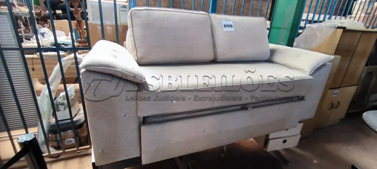 LOTE 090 - 01 SOFÁ CAMA CINZA CLARO (NO ESTADO, NÃO SABEMOS SE FUNCIONA. LEILÃO NÃO TEM GARANTIA E NEM DEVOLUÇÃO).