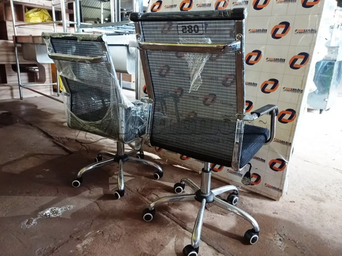 LOTE 085 - 02 CADEIRAS GIRATÓRIAS PARA ESCRITÓRIO AIRGRID. (NO ESTADO, NÃO SABEMOS SE FUNCIONA. LEILÃO NÃO TEM GARANTIA E NEM DEVOLUÇÃO).
