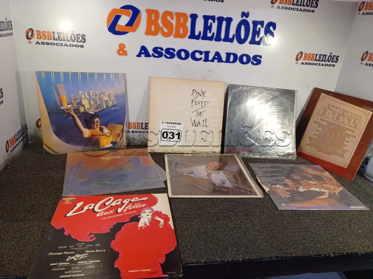 LOTE 031 - 01 LOTE COM DISCOS DE VINIL DIVERSOS (NO ESTADO, NÃO SABEMOS SE FUNCIONA. LEILÃO NÃO TEM GARANTIA E NEM DEVOLUÇÃO).