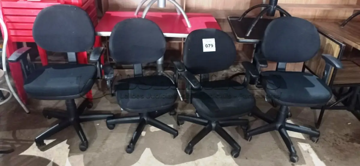 LOTE 079 - 04 CADEIRAS GIRATÓRIAS PARA ESCRITÓRIO. (NO ESTADO, NÃO SABEMOS SE FUNCIONA. LEILÃO NÃO TEM GARANTIA E NEM DEVOLUÇÃO).