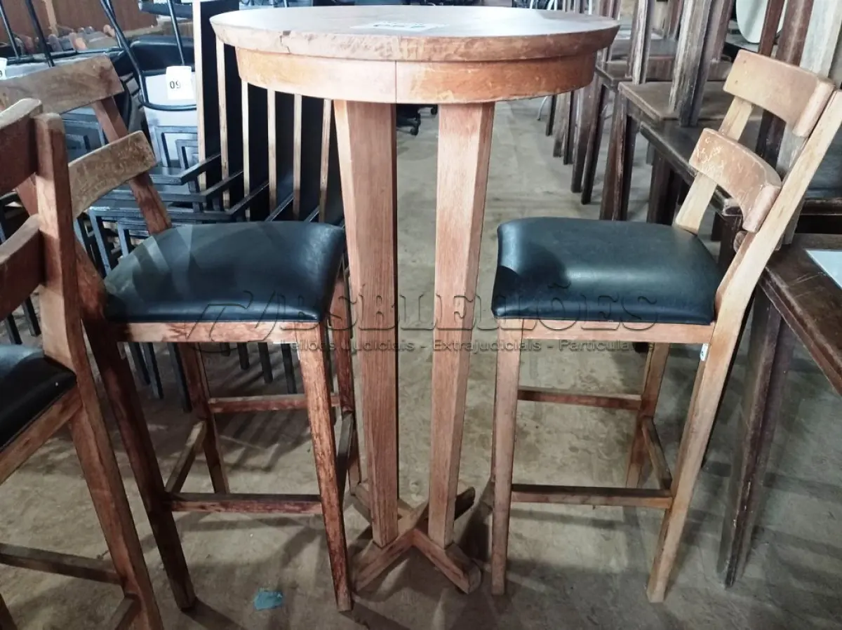 LOTE 057 - 01 MESA BISTRÔ EM MADEIRA COM 02 BANQUETAS E ACENTO ESTOFADO. (NO ESTADO, NÃO SABEMOS SE FUNCIONA. LEILÃO NÃO TEM GARANTIA E NEM DEVOLUÇÃO).