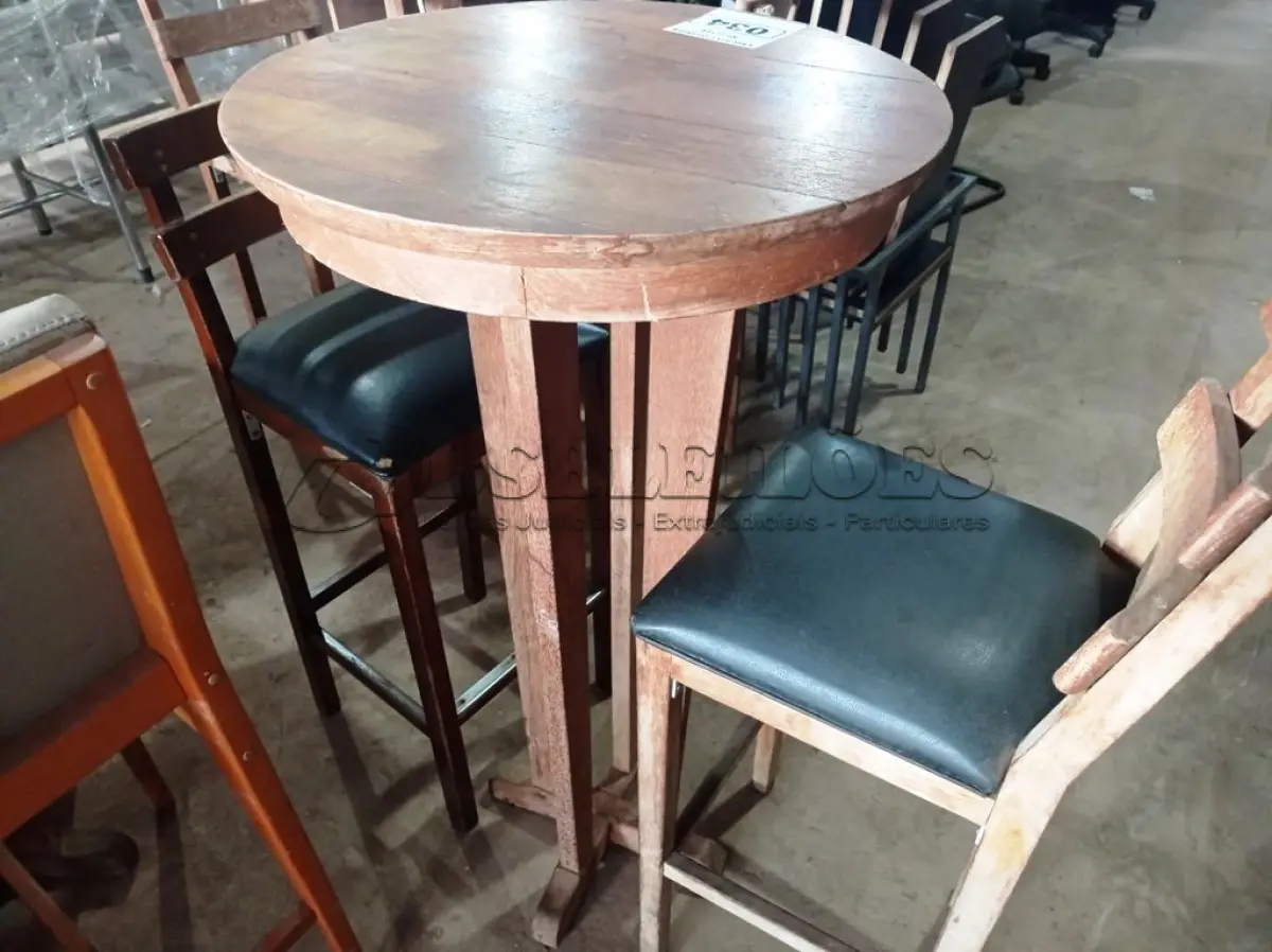 LOTE 034 - 01 MESA BISTRÔ EM MADEIRA COM 02 BANQUETAS E ACENTO ESTOFADO. (NO ESTADO, NÃO SABEMOS SE FUNCIONA. LEILÃO NÃO TEM GARANTIA E NEM DEVOLUÇÃO).