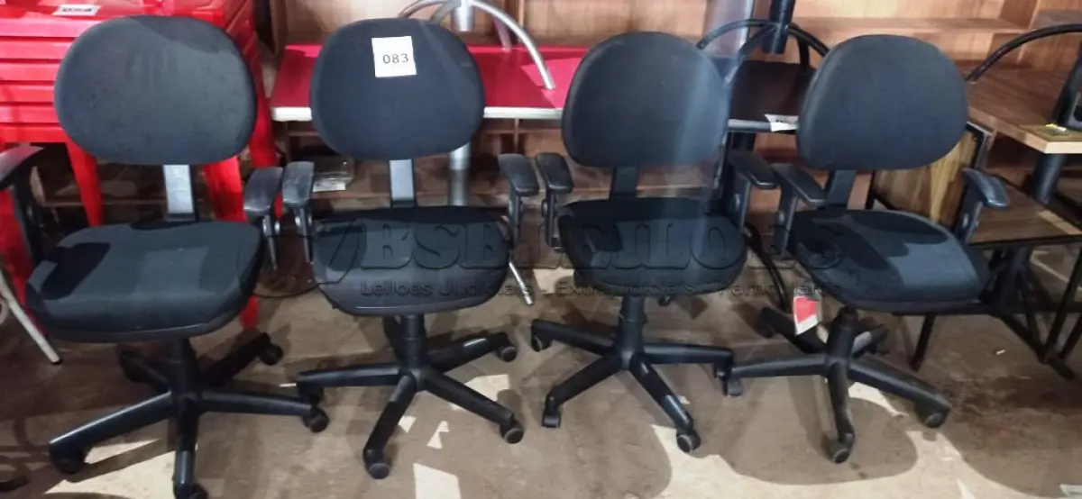LOTE 083 - 04 CADEIRAS GIRATÓRIAS PARA ESCRITÓRIO. (NO ESTADO, NÃO SABEMOS SE FUNCIONA. LEILÃO NÃO TEM GARANTIA E NEM DEVOLUÇÃO).