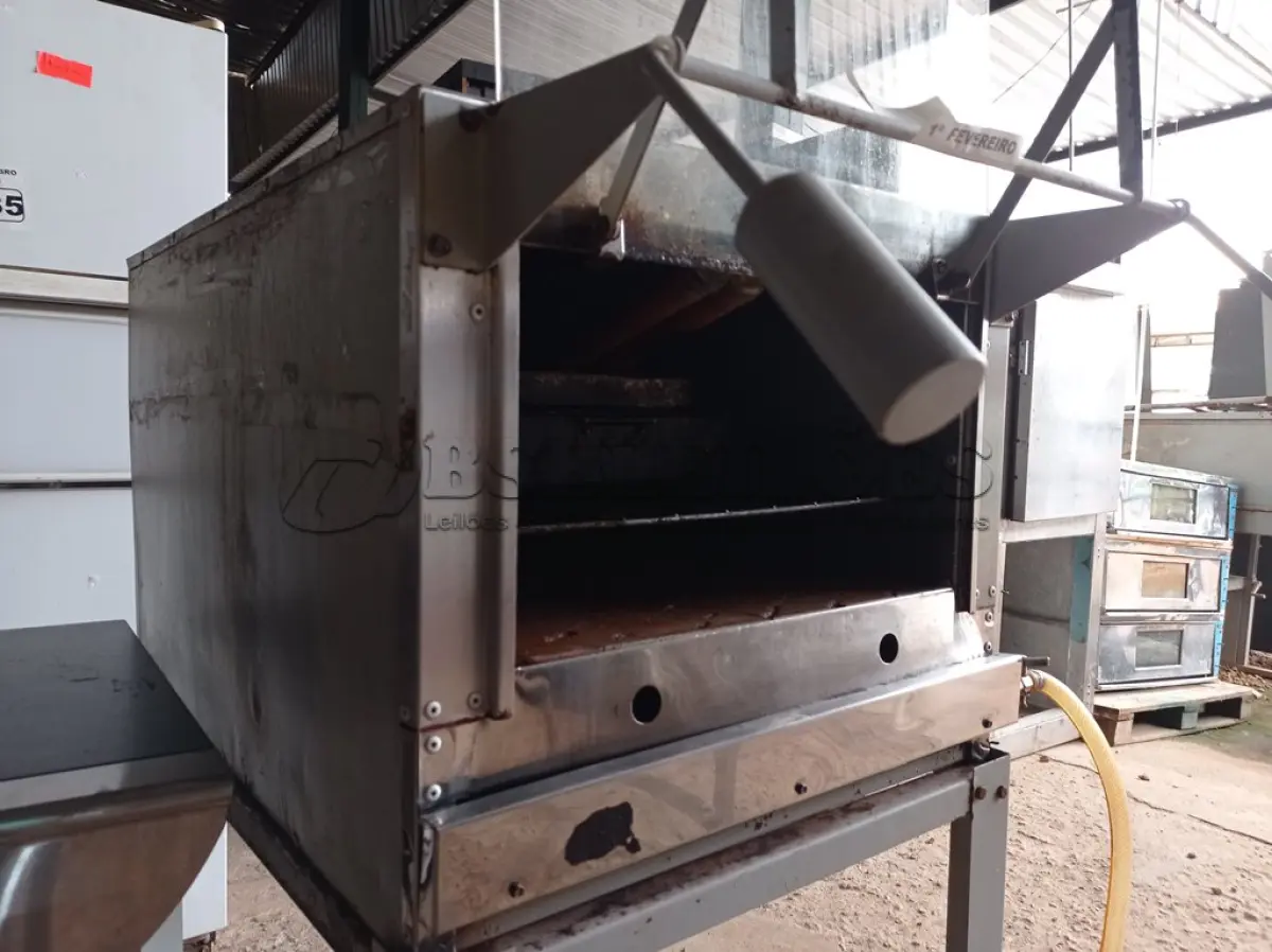 LOTE 481 - 01 FORNO INDUSTRIAL A GÁS 03 ASSADEIRAS E 02 COLHERES. (NO ESTADO) ATENÇÃO! FAZER A VISITAÇÃO ANTES DE ARREMATAR, NÃO SABEMOS SE FUNCIONA. LEILÃO NÃO TEM GARANTIA E NEM DEVOLUÇÃO, SUJEITO A POSSÍVEIS AVARIAS VISÍVEIS/OCULTAS E/OU AUSÊNCIA DE COMPONENTES.