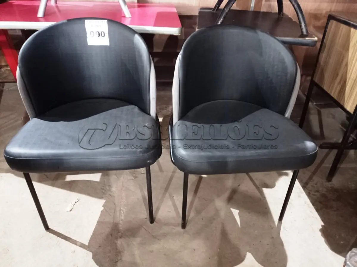 LOTE 090 - 02 CADEIRAS POLTRONA NA COR CINZA. (NO ESTADO, NÃO SABEMOS SE FUNCIONA. LEILÃO NÃO TEM GARANTIA E NEM DEVOLUÇÃO).