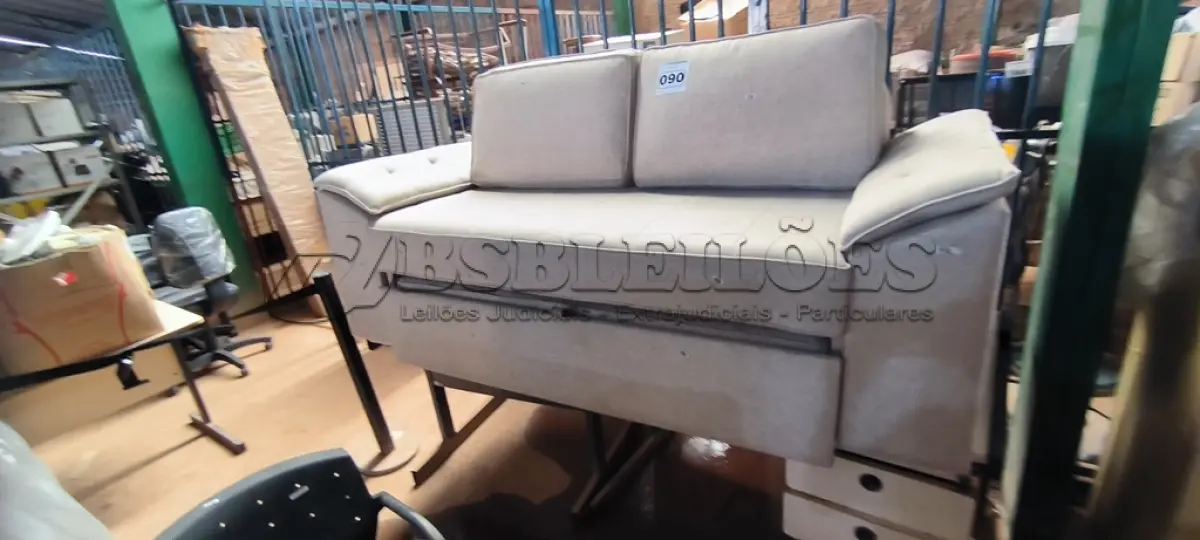 LOTE 090 - 01 SOFÁ CAMA CINZA CLARO (NO ESTADO, NÃO SABEMOS SE FUNCIONA. LEILÃO NÃO TEM GARANTIA E NEM DEVOLUÇÃO).