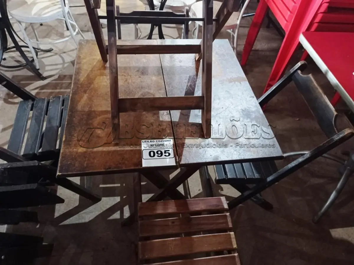 LOTE 095 - 01 MESA DE MADEIRA DOBRÁVEL COM 05 CADEIRAS. (NO ESTADO, NÃO SABEMOS SE FUNCIONA. LEILÃO NÃO TEM GARANTIA E NEM DEVOLUÇÃO).