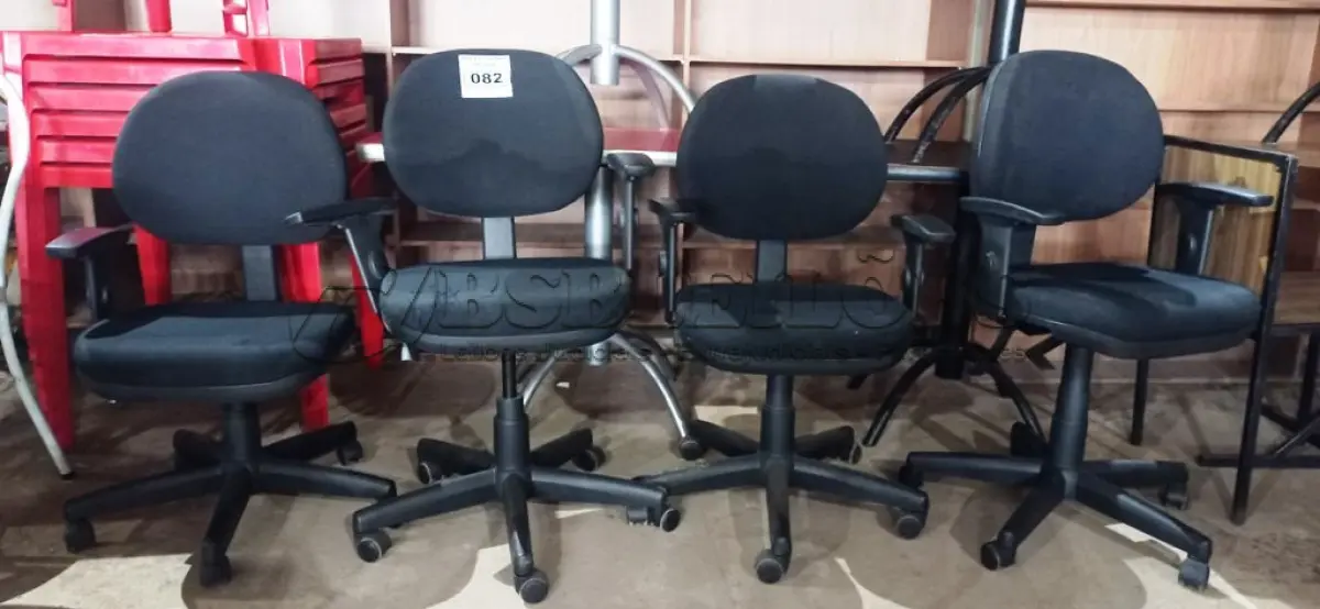 LOTE 082 - 04 CADEIRAS GIRATÓRIAS PARA ESCRITÓRIO. (NO ESTADO, NÃO SABEMOS SE FUNCIONA. LEILÃO NÃO TEM GARANTIA E NEM DEVOLUÇÃO).