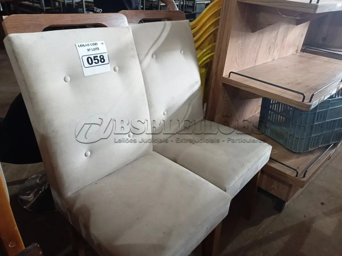 LOTE 058 - 02 CADEIRAS COM ACENTO E ENCOSTO ESTOFADOS. (NO ESTADO, NÃO SABEMOS SE FUNCIONA. LEILÃO NÃO TEM GARANTIA E NEM DEVOLUÇÃO).