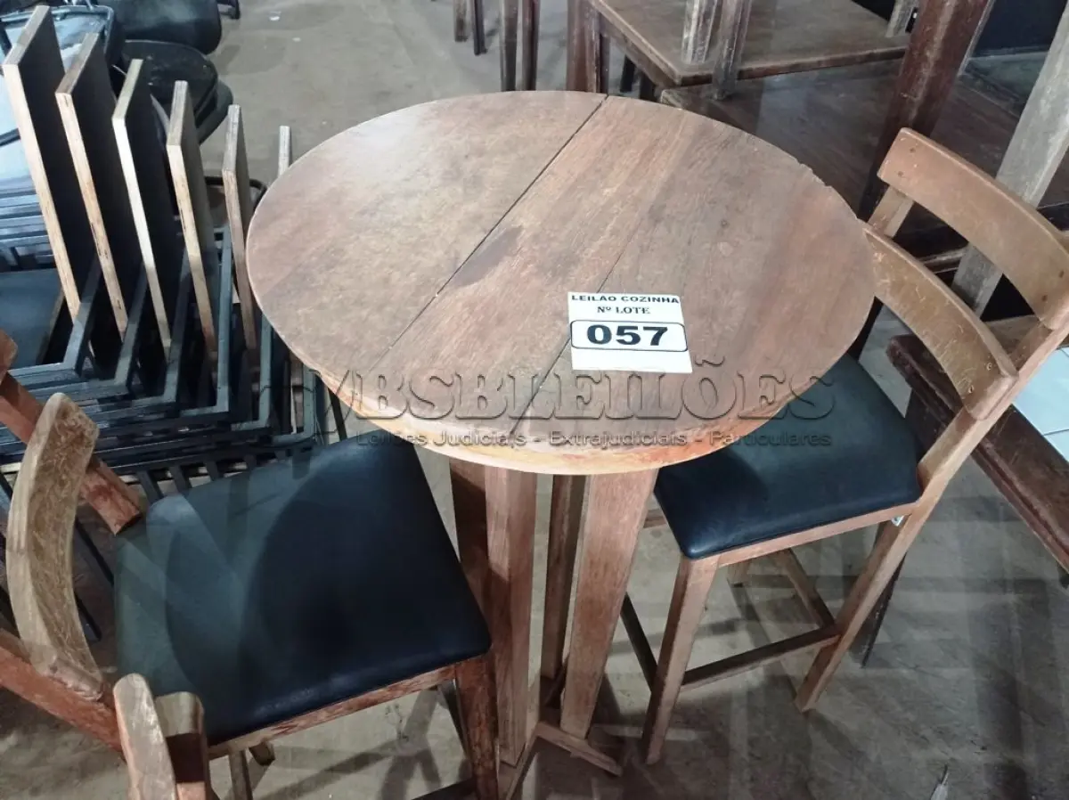 LOTE 057 - 01 MESA BISTRÔ EM MADEIRA COM 02 BANQUETAS E ACENTO ESTOFADO. (NO ESTADO, NÃO SABEMOS SE FUNCIONA. LEILÃO NÃO TEM GARANTIA E NEM DEVOLUÇÃO).