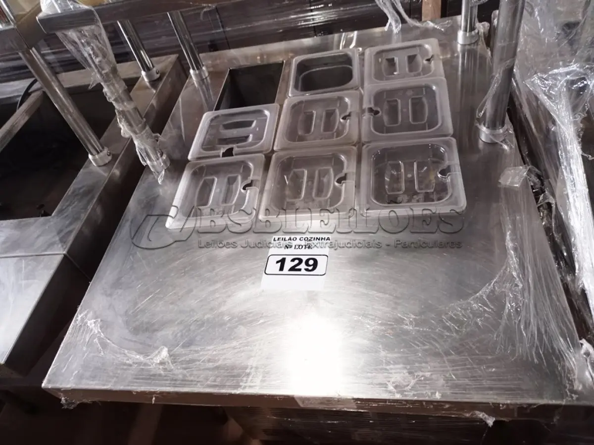 LOTE 129 - 01 BALCÃO INDUSTRIAL REFRIGERADO COM 09 CUBAS E 02 PASSADORES EM AÇO INOX. (NO ESTADO. LEILÃO NÃO TEM GARANTIA E NEM DEVOLUÇÃO).