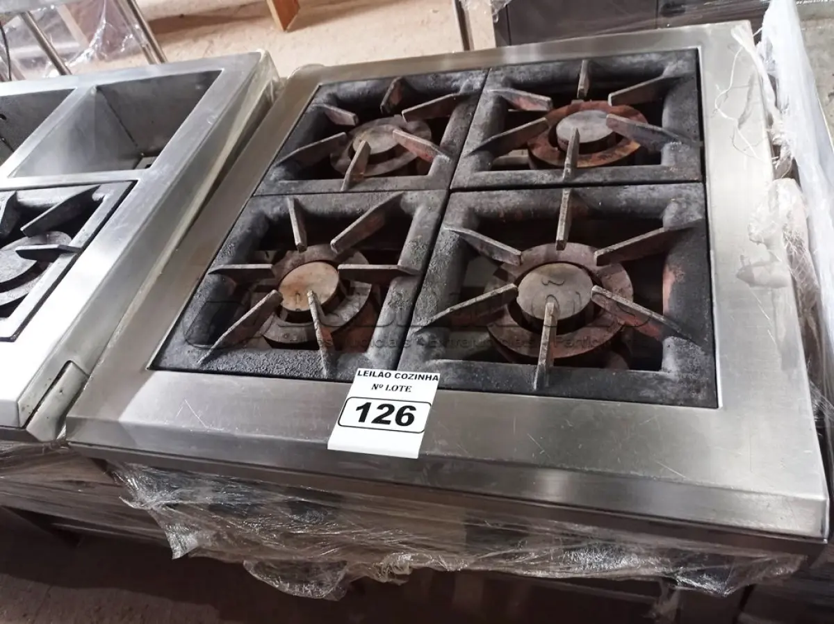 LOTE 126 - 01 FOGÃO INDUSTRIAL A GÁS 04 BOCAS EM AÇO INOX PARA FAST FOOD SERVINOX. (NO ESTADO. LEILÃO NÃO TEM GARANTIA E NEM DEVOLUÇÃO).