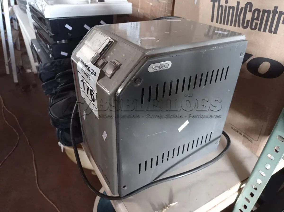 LOTE 176 - 01 ESTABILIZADOR DE TENSÃO KCE 3000. (NO ESTADO) ATENÇÃO! FAZER A VISITAÇÃO ANTES DE ARREMATAR, NÃO SABEMOS SE FUNCIONA. LEILÃO NÃO TEM GARANTIA E NEM DEVOLUÇÃO, SUJEITO A POSSÍVEIS AVARIAS VISÍVEIS/OCULTAS E/OU AUSÊNCIA DE COMPONENTES.