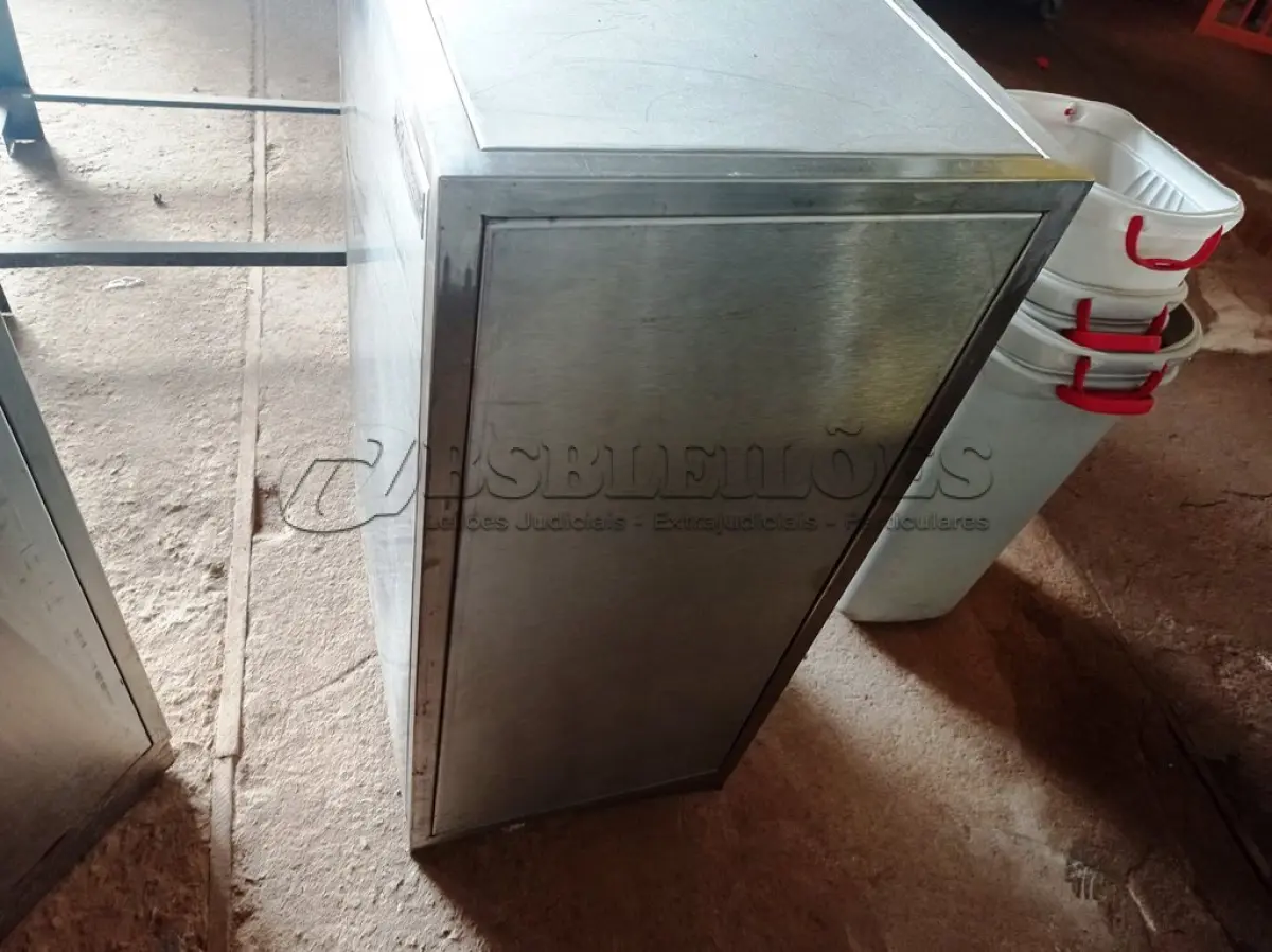 LOTE 187 - 01 CARRINHO DE TRANSPORTE DE ALIMENTOS PARA 11 BANDEJAS COM RODINHAS EM AÇO INOX. (NO ESTADO, NÃO SABEMOS SE FUNCIONA. LEILÃO NÃO TEM GARANTIA E NEM DEVOLUÇÃO).