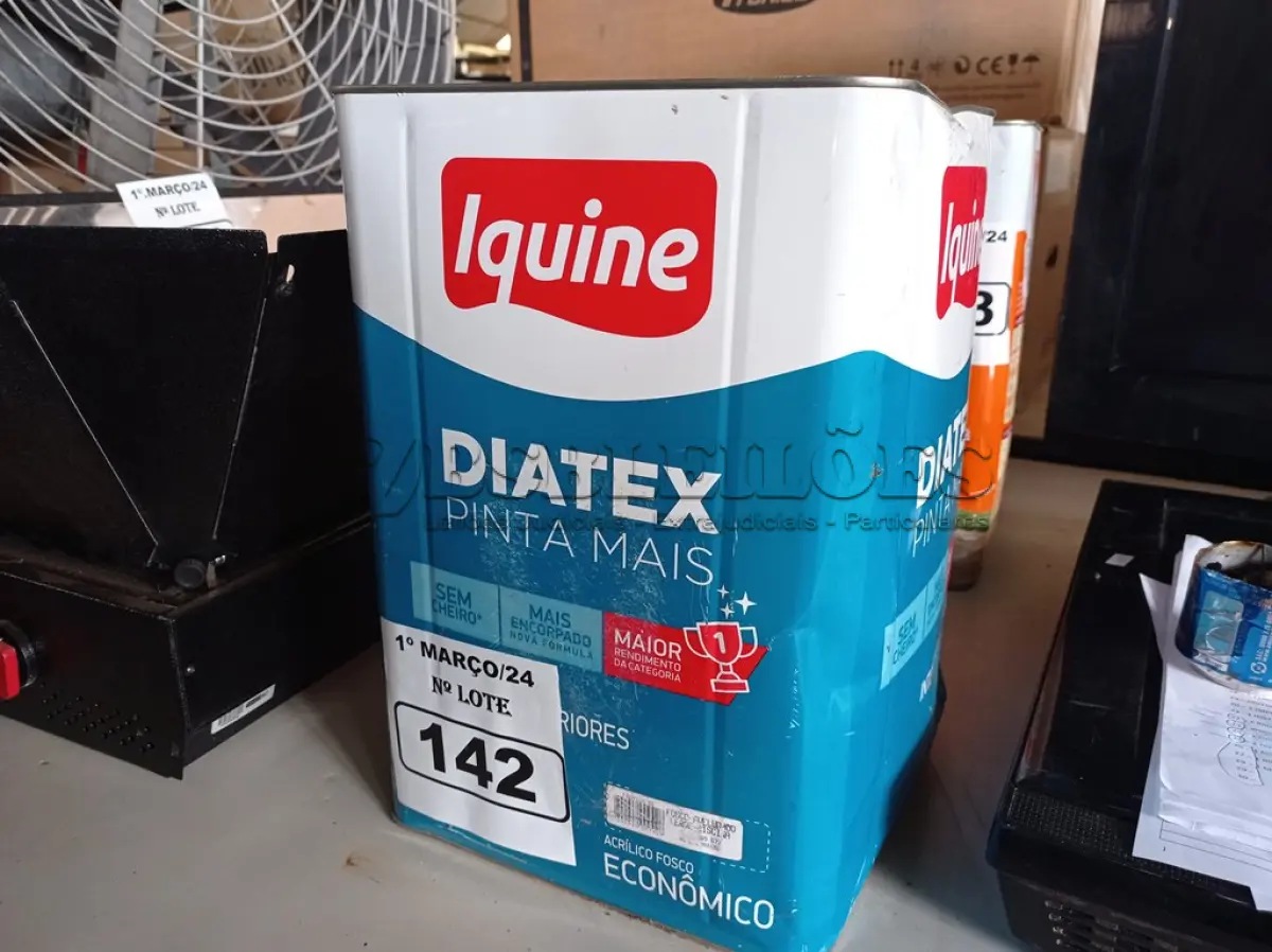 LOTE 142 - 01 LATA DE TINTA IQUINE DIATEX PINTA MAIS 18L FOSCO AVELUDADO COR VERDE PISCINA. (NO ESTADO) ATENÇÃO! FAZER A VISITAÇÃO ANTES DE ARREMATAR, NÃO SABEMOS SE FUNCIONA. LEILÃO NÃO TEM GARANTIA E NEM DEVOLUÇÃO, SUJEITO A POSSÍVEIS AVARIAS VISÍVEIS/OCULTAS E/OU AUSÊNCIA DE COMPONENTES.