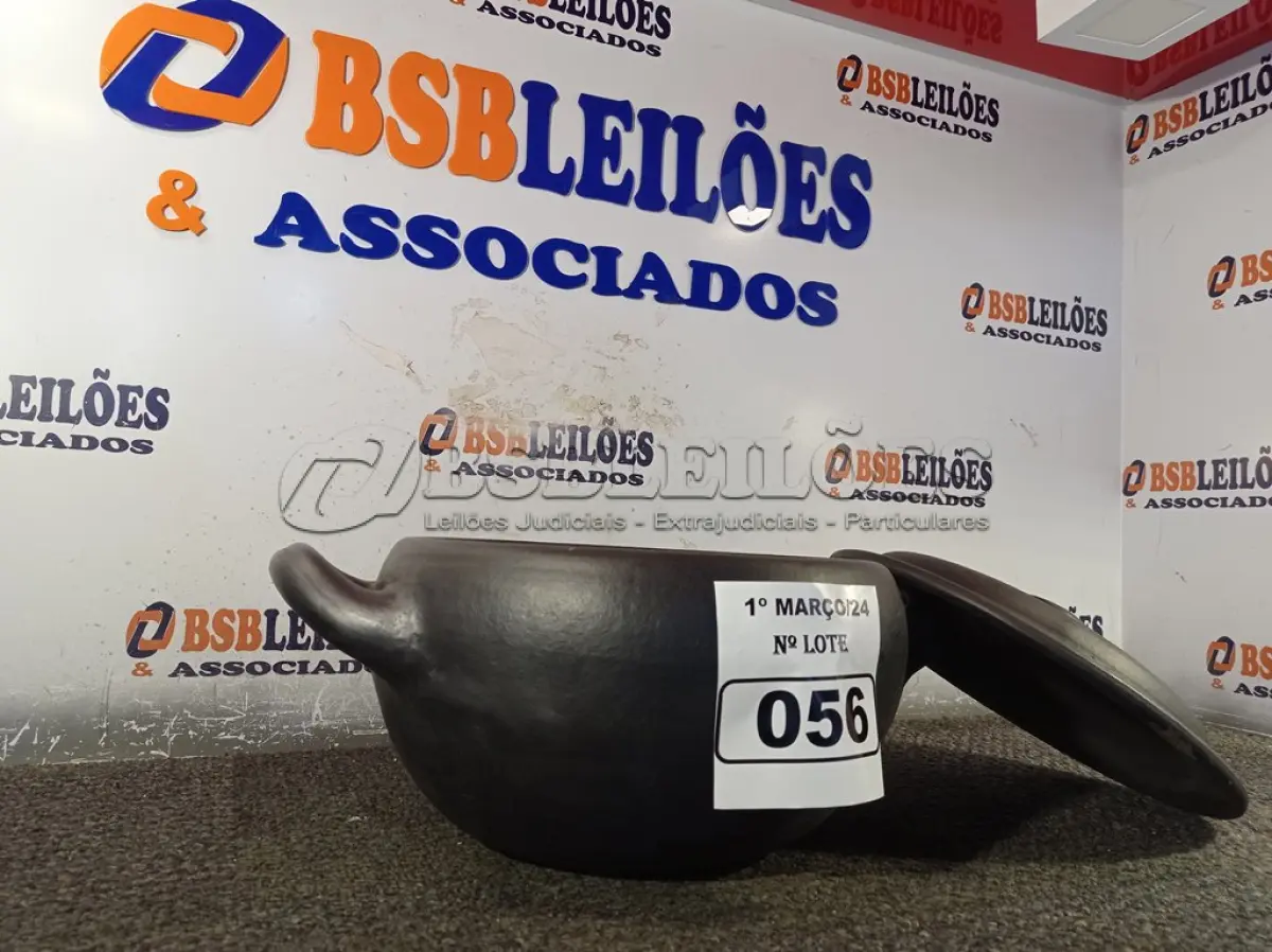 LOTE 056 - 01 PANELA DE BARRO. (NO ESTADO) ATENÇÃO! FAZER A VISITAÇÃO ANTES DE ARREMATAR, NÃO SABEMOS SE FUNCIONA. LEILÃO NÃO TEM GARANTIA E NEM DEVOLUÇÃO, SUJEITO A POSSÍVEIS AVARIAS VISÍVEIS/OCULTAS E/OU AUSÊNCIA DE COMPONENTES.