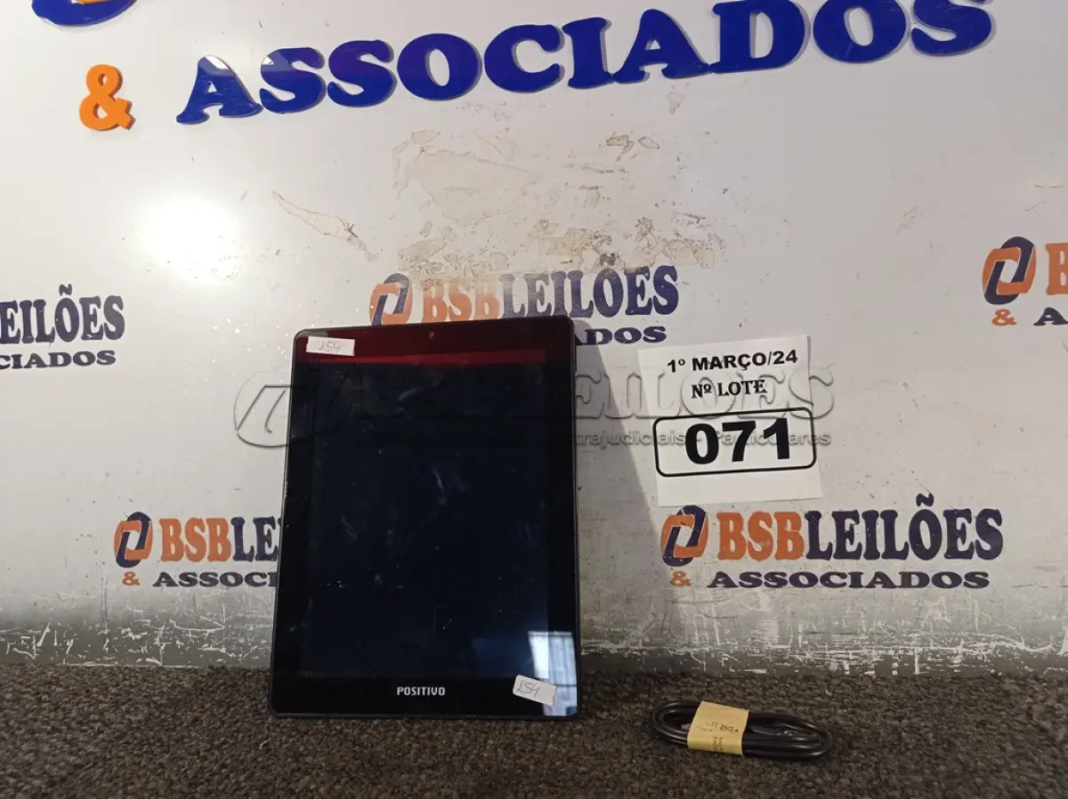 LOTE 071 - 01 TABLET MARCA POSITIVO COM CABO. (NO ESTADO) ATENÇÃO! FAZER A VISITAÇÃO ANTES DE ARREMATAR, NÃO SABEMOS SE FUNCIONA. LEILÃO NÃO TEM GARANTIA E NEM DEVOLUÇÃO, SUJEITO A POSSÍVEIS AVARIAS VISÍVEIS/OCULTAS E/OU AUSÊNCIA DE COMPONENTES.