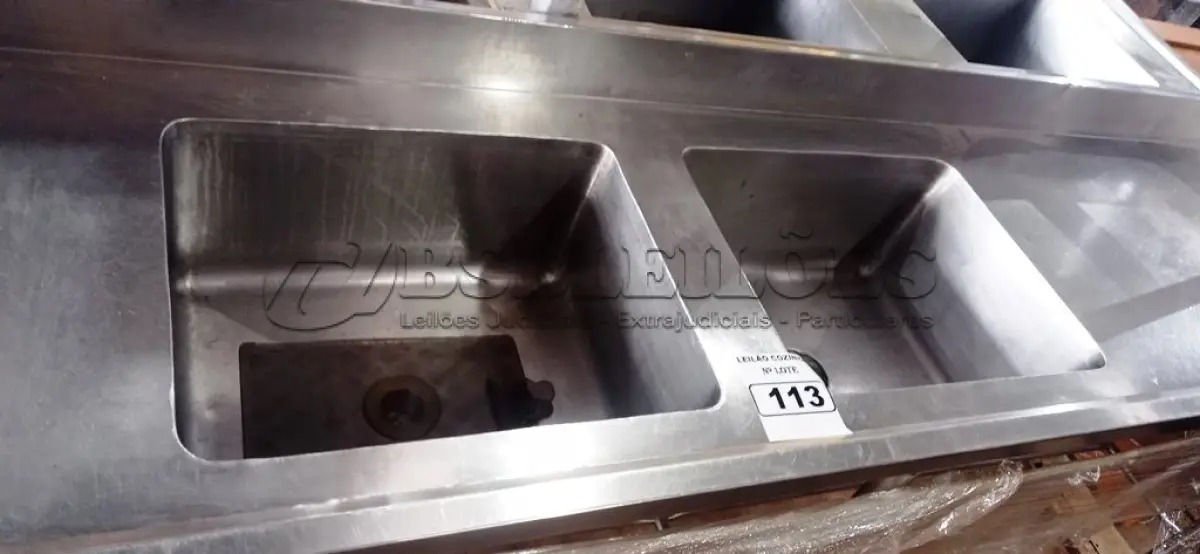 LOTE 113 - 01 PIA COM 02 TANQUES MEDINDO 257CMX61CM EM AÇO INOX 304. (NO ESTADO, NÃO SABEMOS SE FUNCIONA. LEILÃO NÃO TEM GARANTIA E NEM DEVOLUÇÃO).