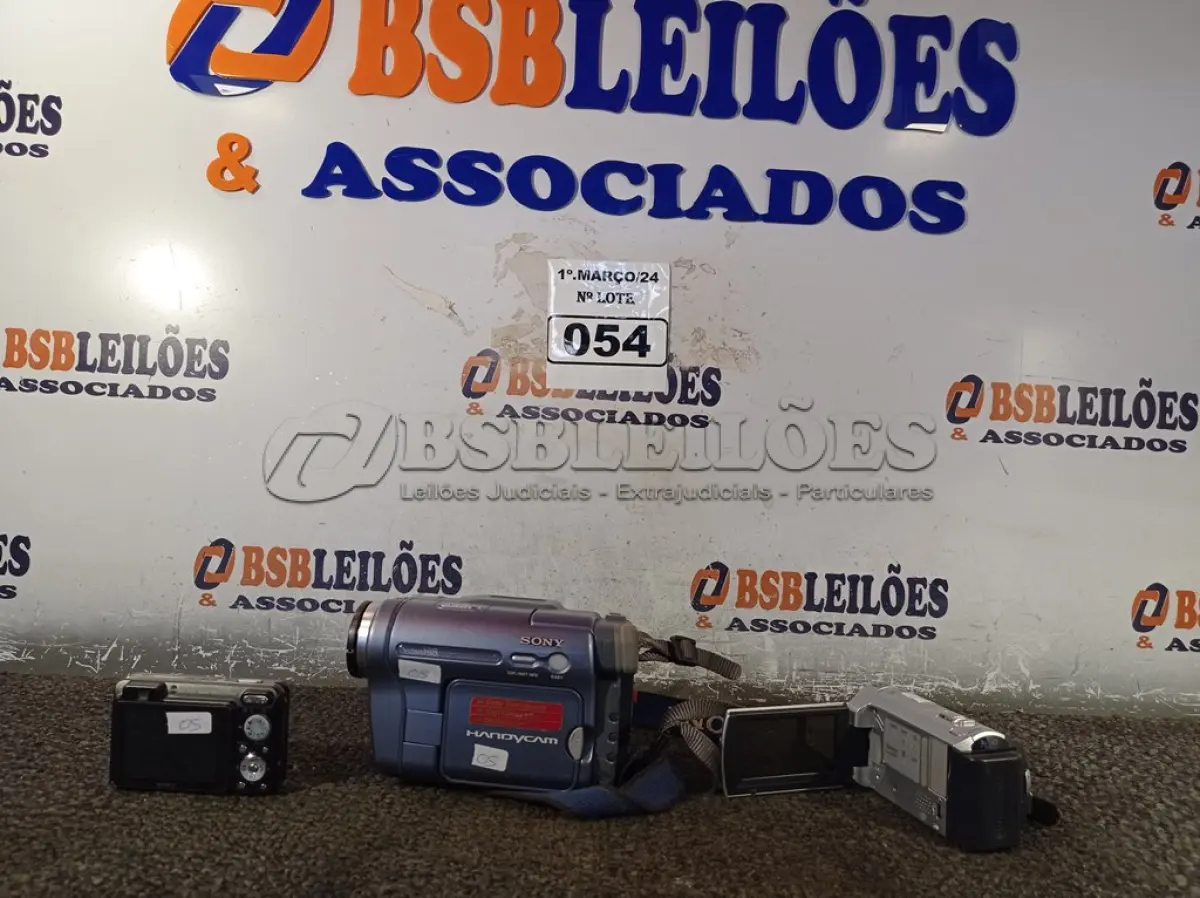 LOTE 054 - 02 FILMADORAS E 01 CÂMERA FOTOGRÁFICA DIGITAL. (NO ESTADO) ATENÇÃO! FAZER A VISITAÇÃO ANTES DE ARREMATAR, NÃO SABEMOS SE FUNCIONA. LEILÃO NÃO TEM GARANTIA E NEM DEVOLUÇÃO, SUJEITO A POSSÍVEIS AVARIAS VISÍVEIS/OCULTAS E/OU AUSÊNCIA DE COMPONENTES.