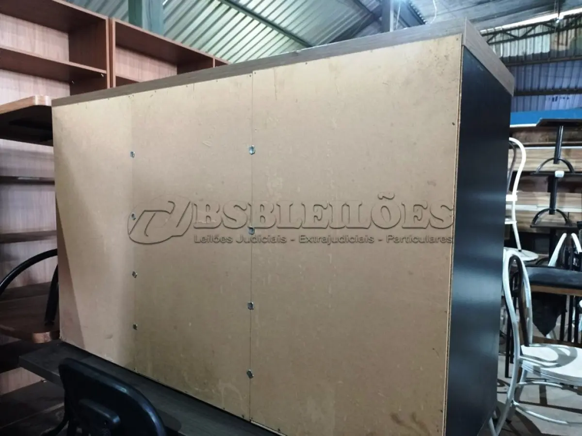 LOTE 134 - 01 ARMÁRIO EM MDF COM 02 PORTAS E CHAVES MEDINDO 120CMX42CM. (NO ESTADO, NÃO SABEMOS SE FUNCIONA. LEILÃO NÃO TEM GARANTIA E NEM DEVOLUÇÃO).