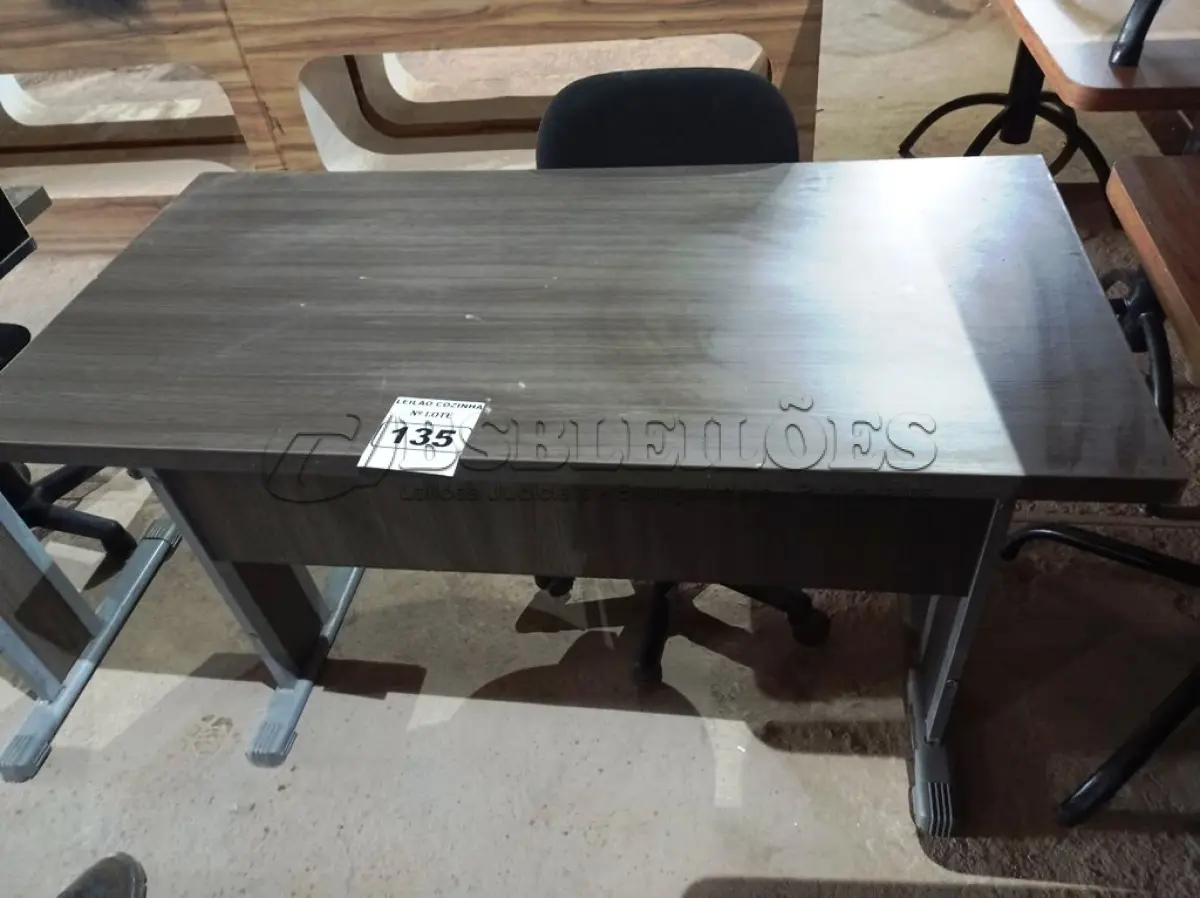 LOTE 135 - 01 MESA PARA ESCRITÓRIO MEDINDO 121CMX60CM E 01 CADEIRA GIRATÓRIA. (NO ESTADO. LEILÃO NÃO TEM GARANTIA E NEM DEVOLUÇÃO).