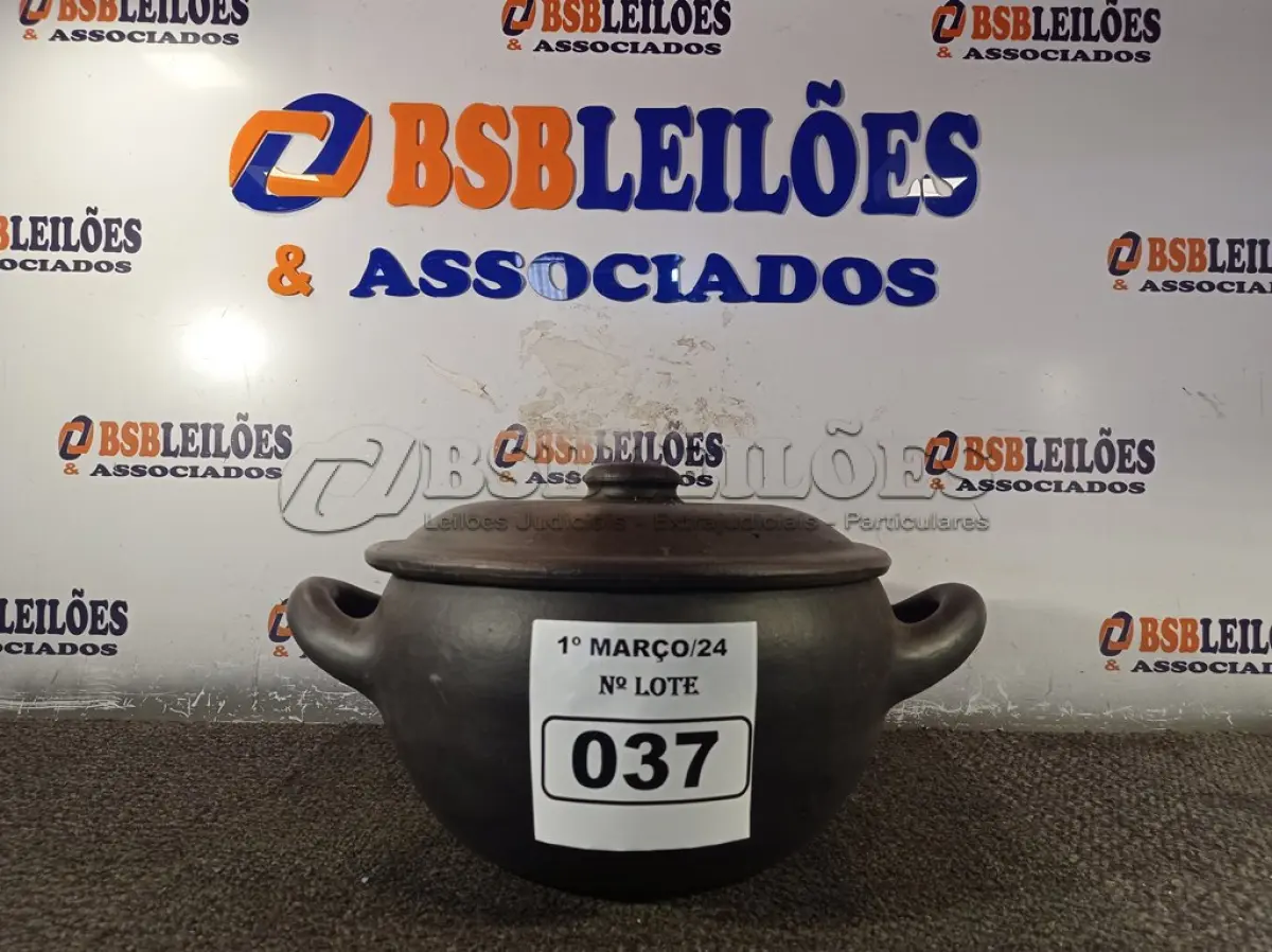 LOTE 037 - 01 PANELA DE BARRO. (NO ESTADO) ATENÇÃO! FAZER A VISITAÇÃO ANTES DE ARREMATAR, NÃO SABEMOS SE FUNCIONA. LEILÃO NÃO TEM GARANTIA E NEM DEVOLUÇÃO, SUJEITO A POSSÍVEIS AVARIAS VISÍVEIS/OCULTAS E/OU AUSÊNCIA DE COMPONENTES.