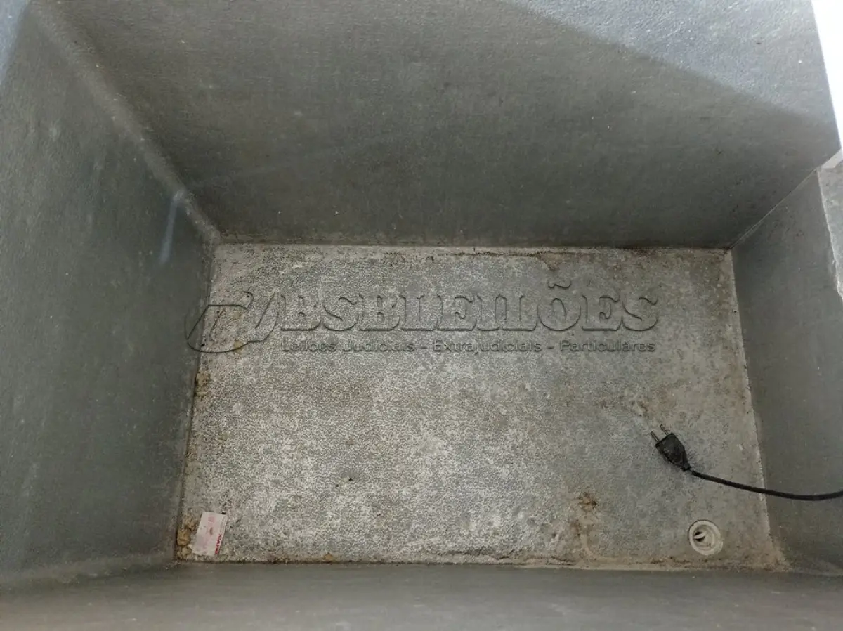 LOTE 185 - 01 FREEZER HORIZONTAL 02 TAMPAS 220V. (NO ESTADO) ATENÇÃO! FAZER A VISITAÇÃO ANTES DE ARREMATAR, NÃO SABEMOS SE FUNCIONA. LEILÃO NÃO TEM GARANTIA E NEM DEVOLUÇÃO, SUJEITO A POSSÍVEIS AVARIAS VISÍVEIS/OCULTAS E/OU AUSÊNCIA DE COMPONENTES.