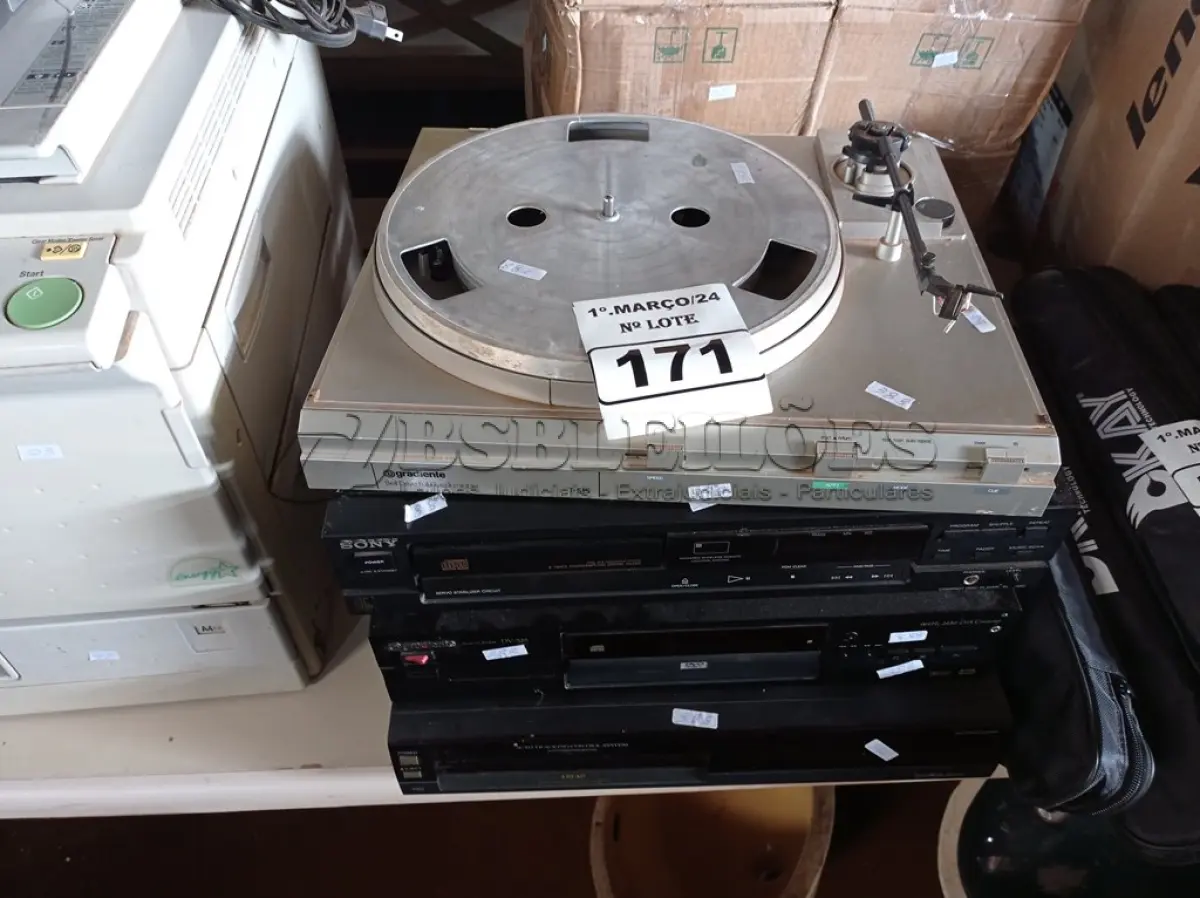 LOTE 171 - 02 TOCA CD, 01 VIDEOCASSETE E 01 TOCA DISCOS. (NO ESTADO) ATENÇÃO! FAZER A VISITAÇÃO ANTES DE ARREMATAR, NÃO SABEMOS SE FUNCIONA. LEILÃO NÃO TEM GARANTIA E NEM DEVOLUÇÃO, SUJEITO A POSSÍVEIS AVARIAS VISÍVEIS/OCULTAS E/OU AUSÊNCIA DE COMPONENTES.