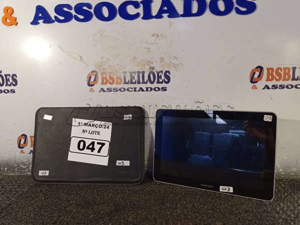 LOTE 047 - 01 TABLET MARCA SAMSUNG. (NO ESTADO) ATENÇÃO! FAZER A VISITAÇÃO ANTES DE ARREMATAR, NÃO SABEMOS SE FUNCIONA. LEILÃO NÃO TEM GARANTIA E NEM DEVOLUÇÃO, SUJEITO A POSSÍVEIS AVARIAS VISÍVEIS/OCULTAS E/OU AUSÊNCIA DE COMPONENTES.