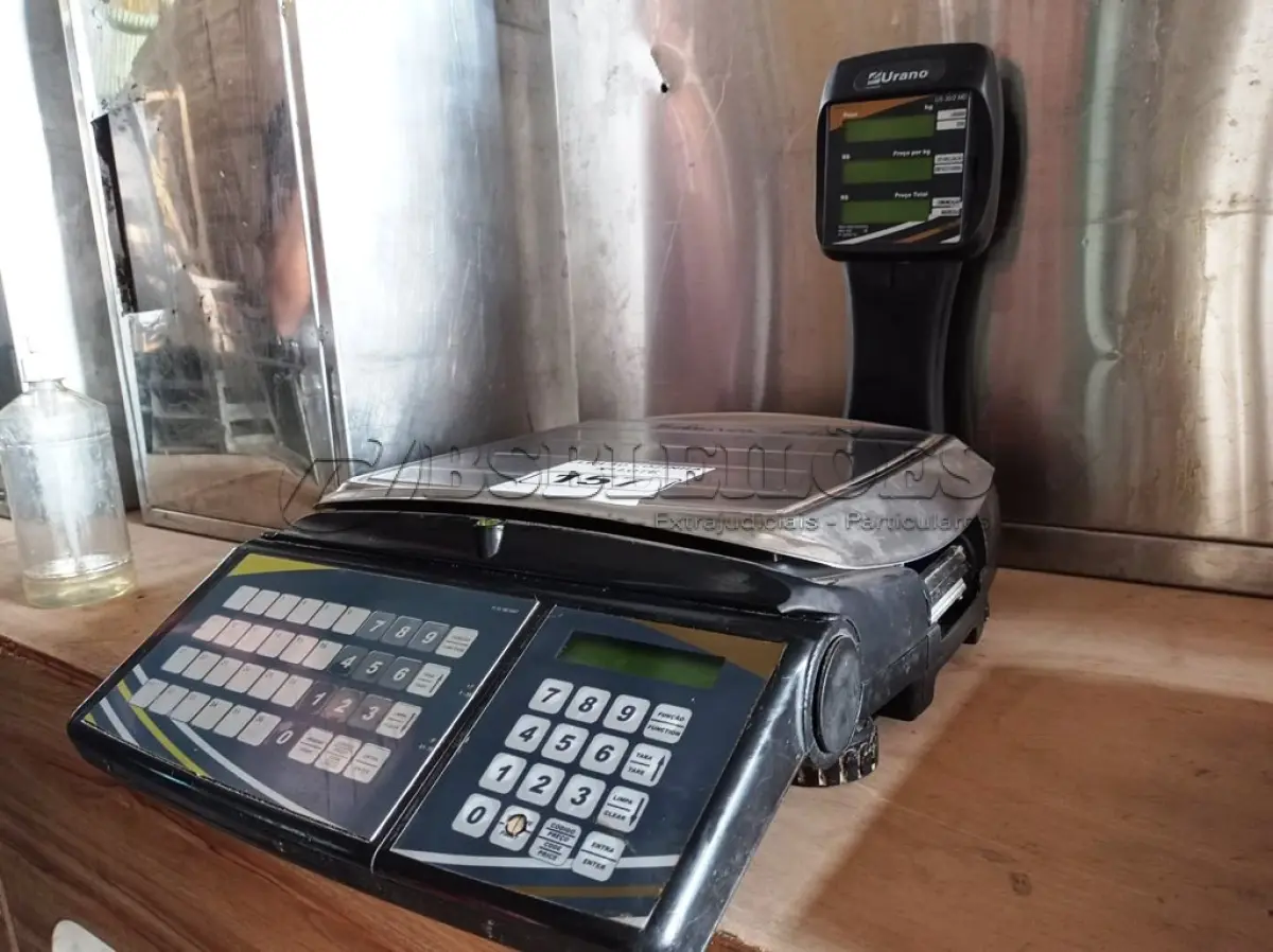 LOTE 157 - 01 BALANÇA ETIQUETADORA URANO ATÉ 30KG. (NO ESTADO, NÃO SABEMOS SE FUNCIONA. LEILÃO NÃO TEM GARANTIA E NEM DEVOLUÇÃO).