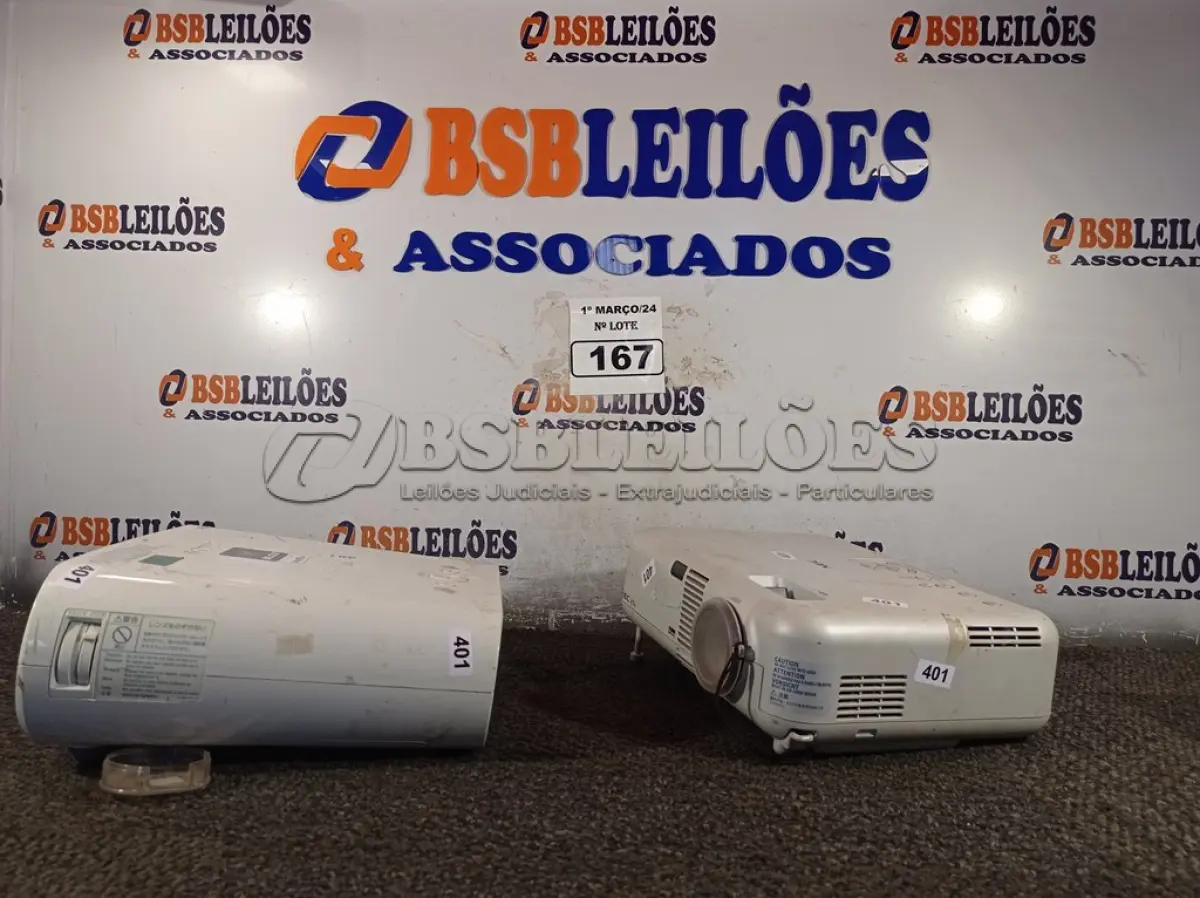 LOTE 167 - 02 PROJETORES MULTIMIDIA MARCAS E MODELOS DIVERSOS. (NO ESTADO) ATENÇÃO! FAZER A VISITAÇÃO ANTES DE ARREMATAR, NÃO SABEMOS SE FUNCIONA. LEILÃO NÃO TEM GARANTIA E NEM DEVOLUÇÃO, SUJEITO A POSSÍVEIS AVARIAS VISÍVEIS/OCULTAS E/OU AUSÊNCIA DE COMPONENTES.