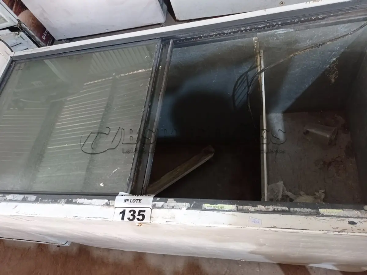 LOTE 135 - 01 FREEZER HORIZONTAL COM TAMPAS DE CORRER 220V. (NO ESTADO) ATENÇÃO! FAZER A VISITAÇÃO ANTES DE ARREMATAR, NÃO SABEMOS SE FUNCIONA. LEILÃO NÃO TEM GARANTIA E NEM DEVOLUÇÃO, SUJEITO A POSSÍVEIS AVARIAS VISÍVEIS/OCULTAS E/OU AUSÊNCIA DE COMPONENTES.