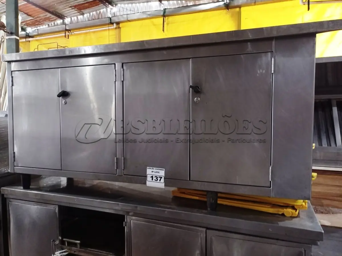 LOTE 137 - 02 BALCÕES SECO SENDO 01 FORMATO TRIANGULAR E 01 MEDINDO, 190CMX53CM EM AÇO INOX. (NO ESTADO. LEILÃO NÃO TEM GARANTIA E NEM DEVOLUÇÃO).