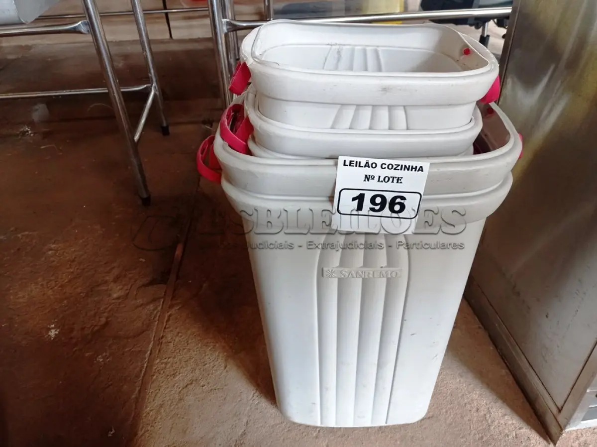 LOTE 196 - 06 LIXEIRAS SEM TAMPAS SENDO 02 GRANDES E 04 MEDIAS. (NO ESTADO, NÃO SABEMOS SE FUNCIONA. LEILÃO NÃO TEM GARANTIA E NEM DEVOLUÇÃO).